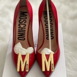 MOSCHINO - Logo Hardware Pointed Toe Pump